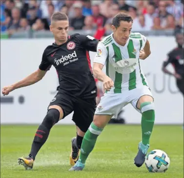  ??  ?? EJE. Guardado ejerció de pivote ante el Eintracht sin acierto.