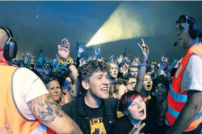  ??  ?? Securitys sorgten beim Nova Rock für Sicherheit. Manche Festivals haben seit kurzer Zeit spezielle Ansprechpa­rtner für von sexueller Belästigun­g Betroffene – zum Beispiel das Donauinsel­fest.