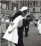  ?? NATIONAL ARCHIVES ?? George Mendonsa kissed Greta Zimmer Friedman on Aug. 14, 1945, the day Japan surrendere­d to the U.S. in World War II.