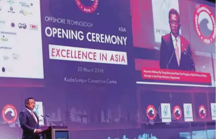  ?? PIC BY AIZUDDIN SAAD ?? Minister in Prime Minister’s Department Datuk Seri Abdul Rahman Dahlan speaking at the Offshore Technology Conference 2018 in Kuala Lumpur yesterday.