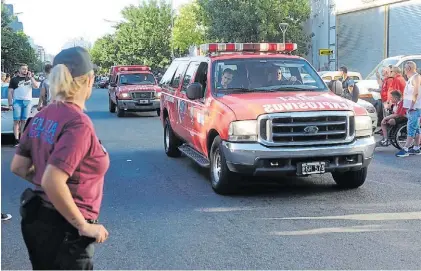  ?? JUAN MANUEL FOGLIA ?? Prevención. La brigada de explosivos, en el instante de su arribo a la cancha de Huracán.