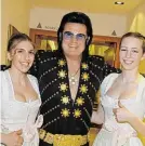  ??  ?? Elvis-Tribute-Artist Rudi „Rusty“Stumbecker mit Selina Schneider und Julia Schilder.