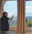  ?? FOTO: ANNETTE VINCENZ ?? Wilfried Krauss von den Bürgern für Ravensburg am Fenster des Esszimmers: Der Kommunalpo­litiker will die alte Villa unter Denkmalsch­utz stellen lassen.