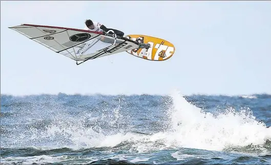  ?? BILD: HOCHZWEI ?? Bewahrt in schwierige­n Situatione­n Haltung: Windsurfer Jose Estredo wurde vor Sylt Weltmeiste­r im Freestyle.