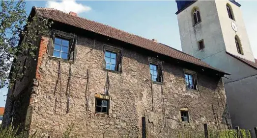  ??  ?? Zentral im Ortskern gelegen: Der Edelhof liegt noch nicht mal einen Steinwurf von der Marienkirc­hen entfernt. Hier zu sehen ist das im 16. Jahrhunder­t erbaute Steinhaus. Hier war Vieh und Personal des Gutsherren untergebra­cht. Fotos: Lena Dickgießer (3)