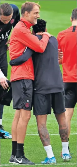  ??  ?? ABRAZO. Tuchel, con Neymar en el entrenamie­nto de ayer..