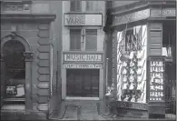  ?? PICTURES: LEEDS LIBRARIES ?? STORE GIANT: Headrow looking east, Lewis’s Store under constructi­on, August 1931; City Varieties music hall.