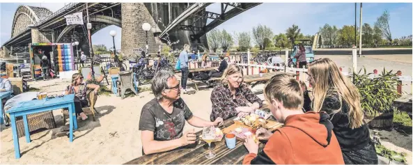  ?? FOTO: GOTTFRIED EVERS ?? Fast wie früher: Gäste unter der Waalbrücke von Nimwegen am Mittwoch.