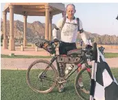  ?? FOTO: PRIVAT ?? Radeln vor beeindruck­enderKulis­se: Alexander Schmitz aus Erkelenz beim Rennen „Biking Man“im Oman.