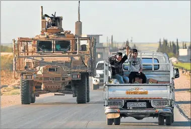  ?? FOTOS: AP ?? DESPLIEGUE. Un vehículo militar estadounid­ense en Manbij, región controlada por milicias kurdas.