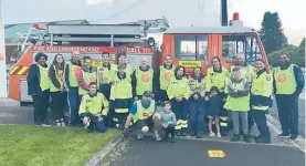 ?? Photo / Supplied ?? The Mamaku Volunteer Fire Brigade and members of the Mamaku community at the food drive in 2020.