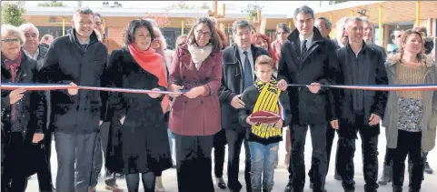  ??  ?? Mme Corbineau, maire de Verdun, inaugure le nouveau groupe scolaire