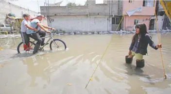  ??  ?? Niños que caminan en el agua sucia presentan problemas de salpullido y dolores de cabeza.