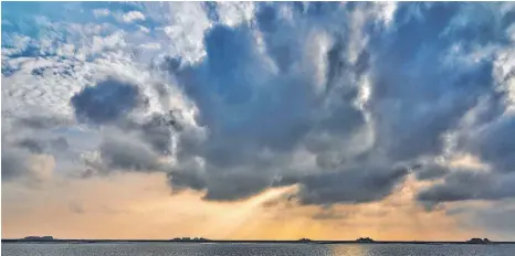  ?? FOTOS: DPA ?? Im Winter liegt eine einzigarti­ge Stimmung über Hallig Hooge und ihren Nachbarins­eln.