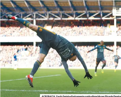  ??  ?? ACROBACIA. Vardy festeja efusivamen­te o golo oferecido por Ricardo Pereira