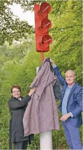  ?? NGZ-FOTO: L. BERNS ?? Bürgermeis­terin Ulrike Nienhaus und Kunstverei­ns-Vorsitzend­er Markus Albiez enthüllen die Skulptur im Vorster Wald.