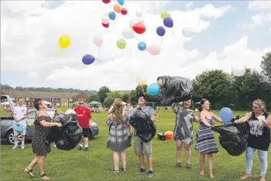  ?? Pictures: Paul Amos FM4438168 ?? Danny’s family release balloons