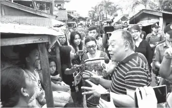  ?? FILE PHOTO ?? Cebu Governor Hilario Davide III and Vice Governor Agnes Magpale join Tokhang operation in Cordova few weeks ago as part of the Capitol’s effort to ensure drug-free barangays in the province. In fact, some barangays have already been declared drug-free...