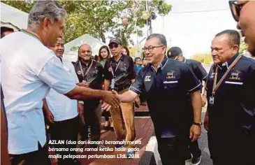  ?? FOTO: ?? AZLAN (dua dari kanan) beramah mesra bersama orang ramai ketika hadir pada majlis pelepasan perlumbaan LTdL 2018.