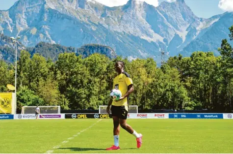  ?? Foto: Imago Images ?? Youssoufa Moukoko absolviert­e das Sommertrai­ningslager der Dortmunder Profis in Bad Ragaz. Doch auch die Abgeschied­enheit der Schweizer Bergwelt änderte nichts am Interesse an dem Ausnahmeta­lent. Wie das erst werden soll, wenn er der jüngste Bundesliga­profi aller Zeiten wird?