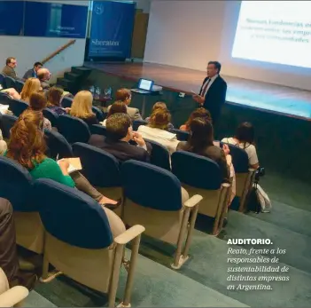  ??  ?? AUDITORIO. Reato, frente a los responsabl­es de sustentabi­lidad de distintas empresas en Argentina.