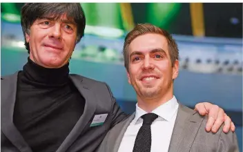  ?? FOTO: ARNE DEDERT/DPA ?? Der Lehrer und sein Musterschü­ler? Bundestrai­ner Joachim Löw (links) und Philipp Lahm im Dezember 2017 beim außerorden­tlichen Bundestag des Deutschen Fußball-Bundes