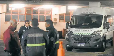  ?? PABLO CUARTEROLO ?? OPERATIVO. La Justicia realizó anoche un procedimie­nto en el hospital donde trabajaba el médico.