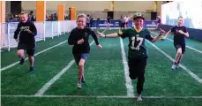  ?? /EFE. ?? Los niños suelen ser quienes más disfrutan de las muchas actividade­s que rodean la celebració­n del Super Bowl.