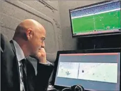  ??  ?? LE GUSTA. Infantino, supervisan­do una de las pruebas del VAR.