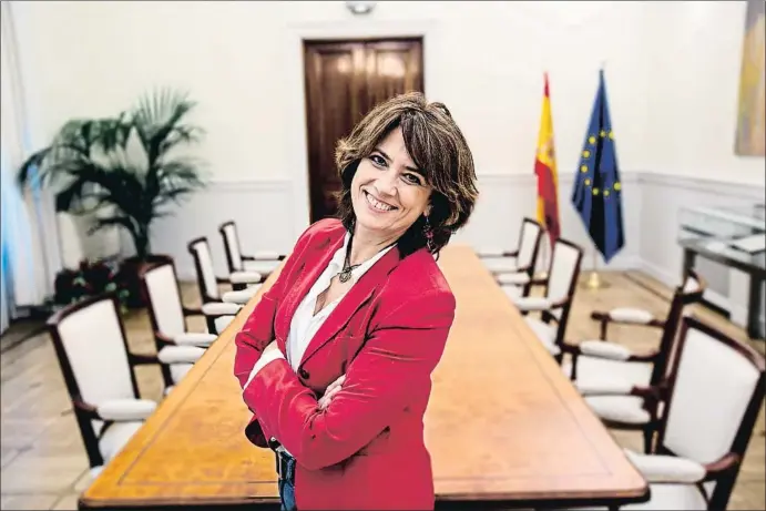  ?? PEDRO MADUEÑO ?? La nova titular de Justícia del Govern espanyol, Dolores Delgado, a la seu del ministeri després de parlar amb La Vanguardia