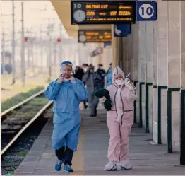  ??  ?? Allarme contagio.
CARMELO IMBESI/ANSA
Si intensific­ano i controlli della Polizia sui passeggeri per il Sud (nella foto la stazione di Messina)