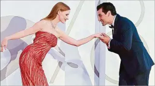  ??  ?? PAREJA. Jessica Chastain y Oscar Isaac, la dupla de la nueva serie, en el Festival de Cine de Venecia.