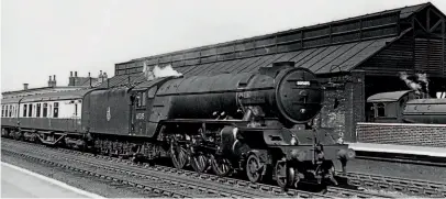  ??  ?? This early 1950s photo shows a clean-looking A2/2 Pacific No. 60505 Thane of Fife at Hitchin with a 9.35am York to Kings Cross train of carmine and cream coaches. RAILWAY MAGAZINE ARCHIVE