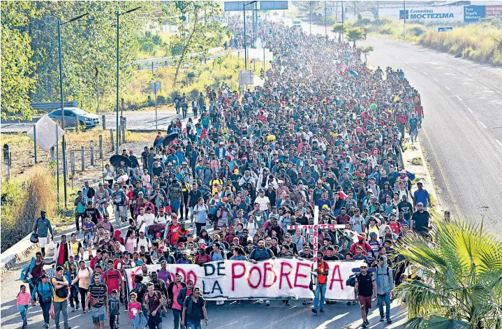  ?? ?? A caravan of an estimated 6,000 migrants sets off from Tapachula, Mexico, towards the US border