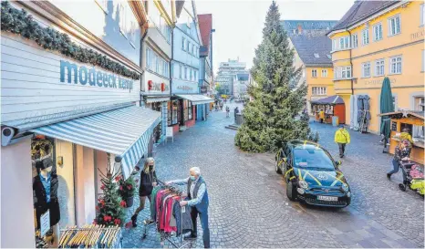  ?? FOTO: THOMAS SIEDLER ?? Der Weihnachts­baum steht, die traditione­llen Autos als Gewinne des ACA sind aufgefahre­n, und doch dürfte der Aalener Einzelhand­el angesichts der Corona-Beschränku­ngen auch in der Vorweihnac­htszeit zu kämpfen haben.