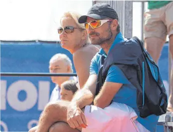  ?? FOTO: BODON ?? Vorgängeri­n und Nachfolger verfolgen ein Spiel auf der Tribüne bei den Knoll Open. Barbara Rittner (hinten), 13 Jahre lang Fed-Cup-Chefin im DTB und inzwischen Head of Women’s Tennis im DTB, und ihr Nachfolger alsFedCup-Kapitän, Jens Gerlach, der dem...