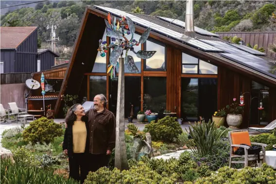  ?? Brontë Wittpenn / The Chronicle ?? Below: Teri and Dan Fruchtman bought a beachfront home in 1987. Dan says he takes it as a good sign that his A-frame home has survived. It’s built on infill and protected by a modest dune that he and his immediate neighbors are trying to repair.