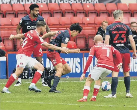  ??  ?? Sunderland’s Luke O’Nien takes on two Charlton players.