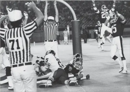  ?? THE CANADIAN PRESS FILE PHOTO ?? Toronto Argonauts’ Bob Bronk scores a touchdown in 1982. Bronk now wonders whether brief memory lapses are age-related or due to concussion­s.