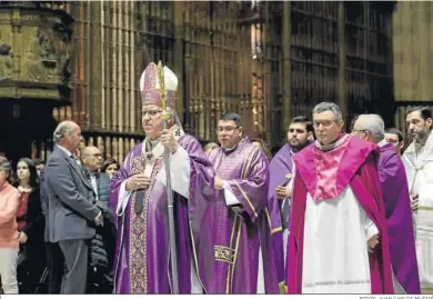  ?? FOTOS: JUAN CARLOS MUÑOZ ?? El arzobispo se encamina hacia el altar del Jubileo de la Catedral.