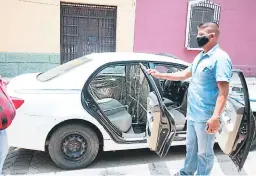  ??  ?? Los taxis autorizado­s para brindar el servicio deben cumplir con las medidas de biosegurid­ad en su interior.