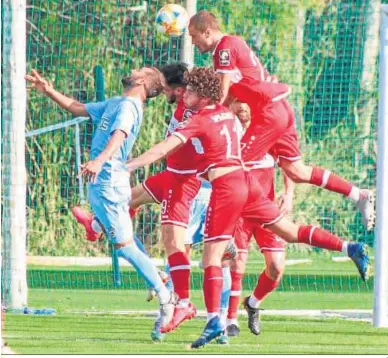  ?? L.T. ?? Pito Camacho disputa un balón aéreo entre varios jugadores del Lokomotive, ayer en Marbella.