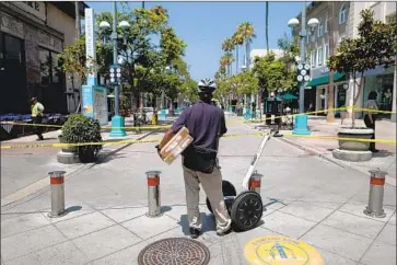  ?? Photograph­s by Gary Coronado Los Angeles Times ?? THE THIRD STREET Promenade was briefly closed Friday after an armored-car guard shot at a robber.