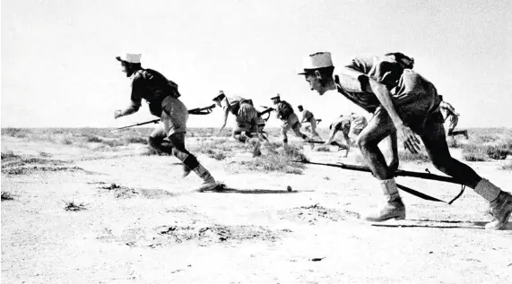  ??  ?? EN EL DESIERTO. Sobre estas líneas, varios legionario­s de las Fuerzas Libres francesas se disponen a atacar en Bir Hakeim (Libia) a las tropas del Eje, en junio de 1942.