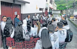  ?? Fotos | Henru Giraldo | LA PATRIA ?? El escritor es oriundo de Padua, en Herveo ( Tolima). Estuvo el martes en Manzanares hablando de su nuevo libro Guayacanal. También visitó los corregimie­ntos de Los Planes y Aguabonita.