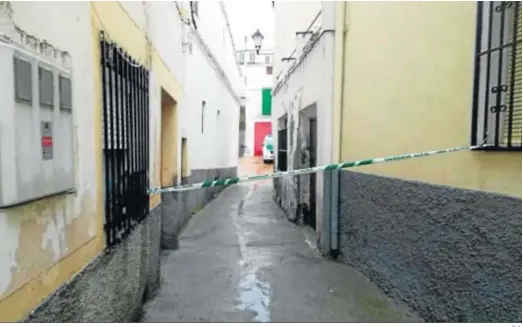  ?? D. A. ?? En esta calle de Paterna del Río, precintada por la Guardia Civil, está la vivienda en la que ocurrieron los hechos.