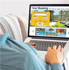  ??  ?? Wer online bucht, sollte die Preise von Buchungspl­attformen mit denen auf der Hotel- Homepage vergleiche­n.