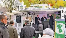  ?? FOTO: WFG ?? Die Antenne Niederrhei­n-Bühne in Wachtendon­k: Moderator Daniel Patano im Gespräch mit Hans-Josef Aengenendt und Hans-Josef Kuypers.