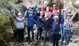  ??  ?? Les jeunes de l’espace jeunes de la commune, leurs encadrants et deux moniteurs diplômés en spéléologi­e devant l’entrée de la grotte de Regaïe.