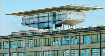  ??  ?? Le circuit sur le toit de l’usine Fiat Lingotto à Turin dans les années 1920. Rooftop racing track, Fiat Lingotto factory, Turin, in the 1920s La Pinacothèq­ue Giovanni et Marella Agnelli du Lingotto, dite l’Écrin, à Turin, par Renzo Piano, dans le...